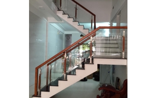 Cầu Thang Kính Cường Lực Tay Vịn Gỗ